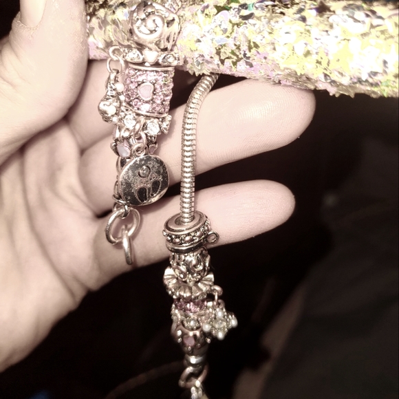 A charmed bracelet - Picture 1 of 2